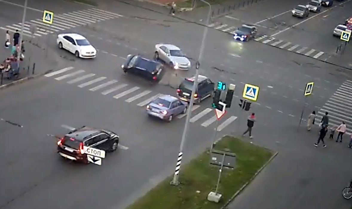 Автомобиль оказался на крыше после ДТП в центре Петрозаводска