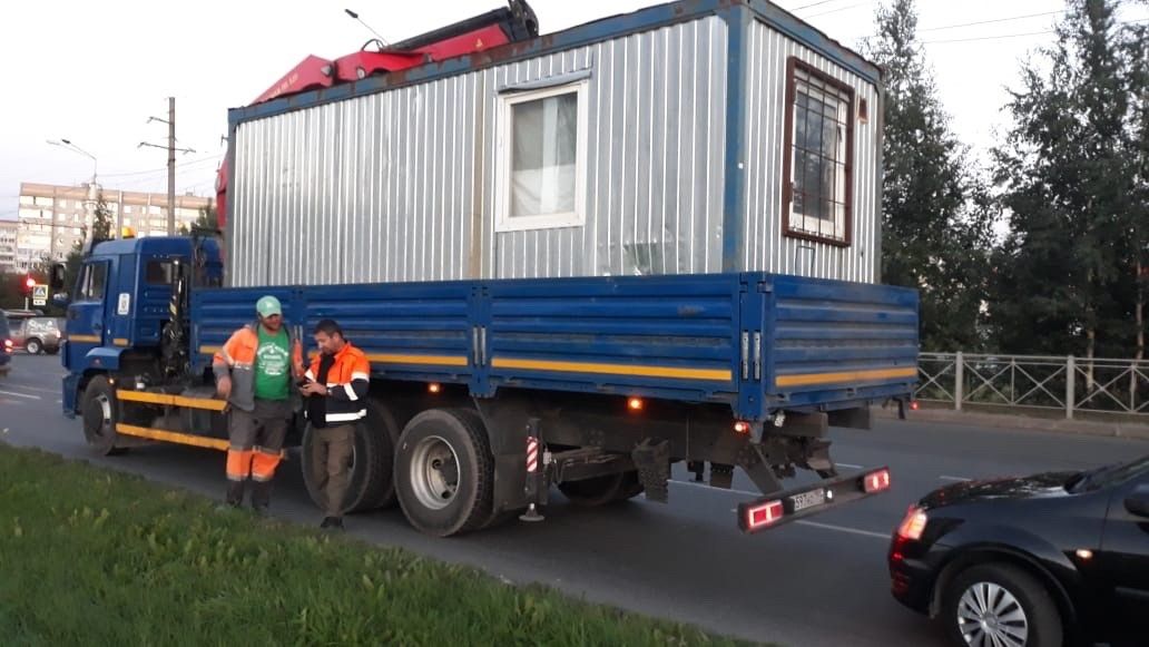 В Петрозаводске большегруз оборвал троллейбусные провода