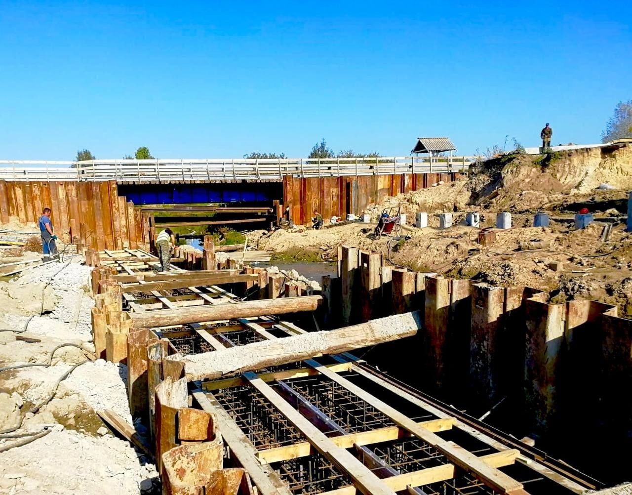 Строители приступили к обустройству опор на мосту в Олонецком районе