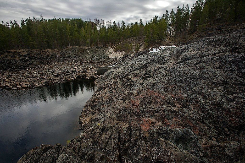В Гирвасе в Карелии мужчина упал со скалы