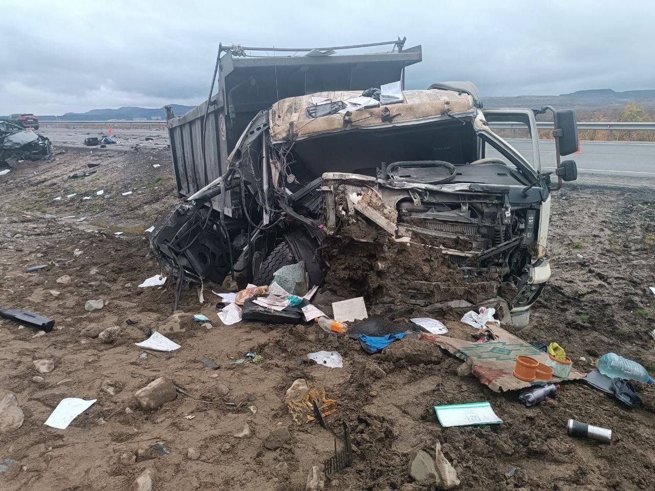 В столкновении микроавтобуса и угнанного самосвала на трассе «Кола» погибли пять человек