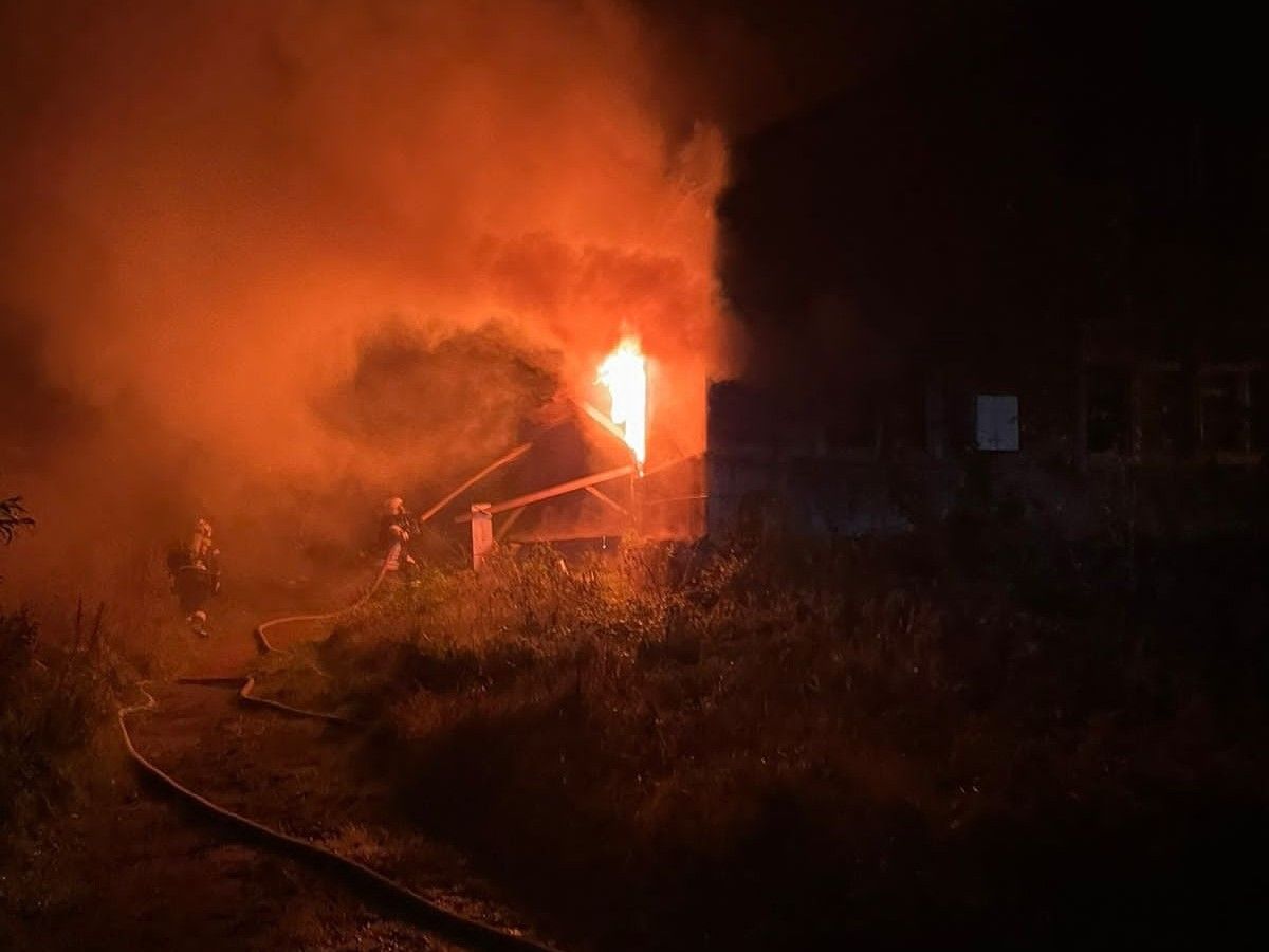 Пожар в полурасселенном доме тушили в Приладожье