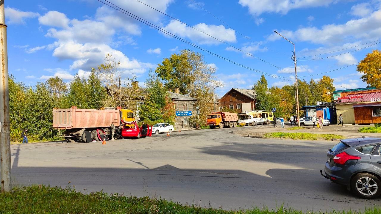 В Пятом посёлке самосвал протаранил два автомобиля