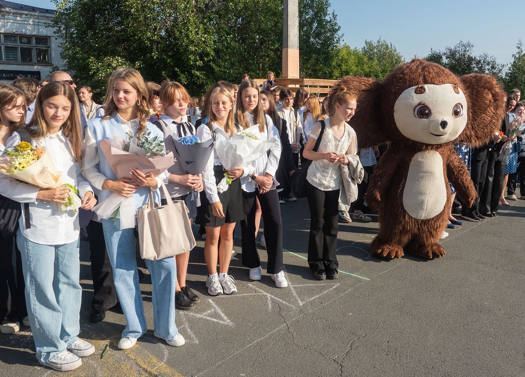 С Чебурашкой и Петром Первым. В школах Карелии прошли торжественные линейки