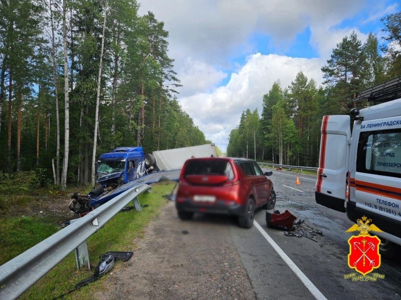 На трассе «Сортавала» в массовом ДТП с участием эвакуатора и грузовика погибли два человека