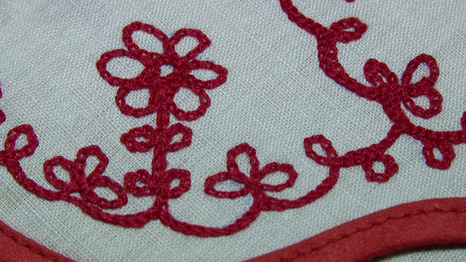 Зубчатый край, дырочки в раскол. В Карелии создают уникальный портал о заонежской вышивке