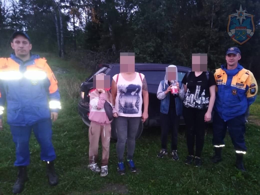 Спасатели из Ленобласти вывели из леса потерявшихся в Карелии людей