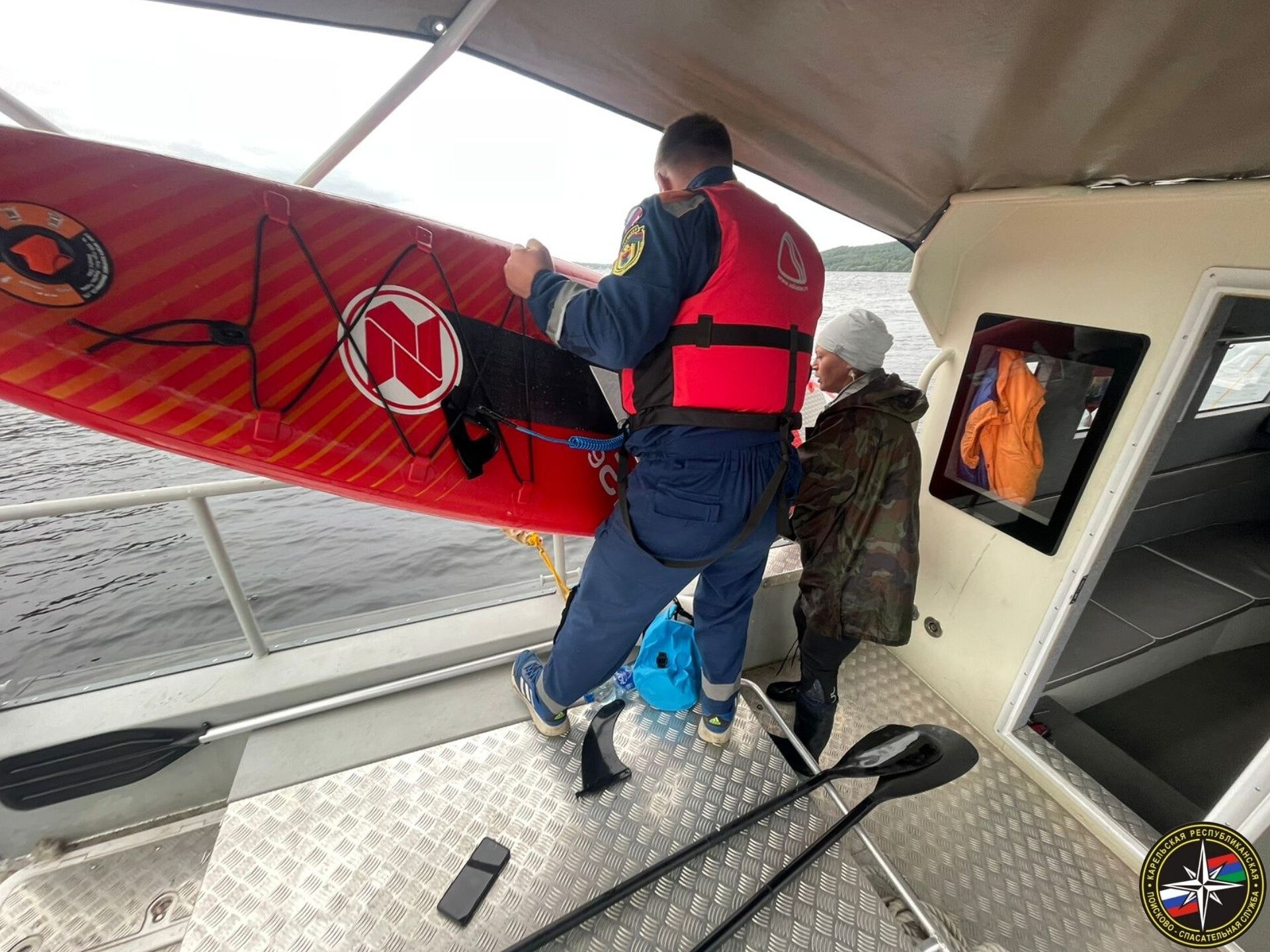 В Онежском озере туристка на сап-борде не смогла самостоятельно выбраться на берег