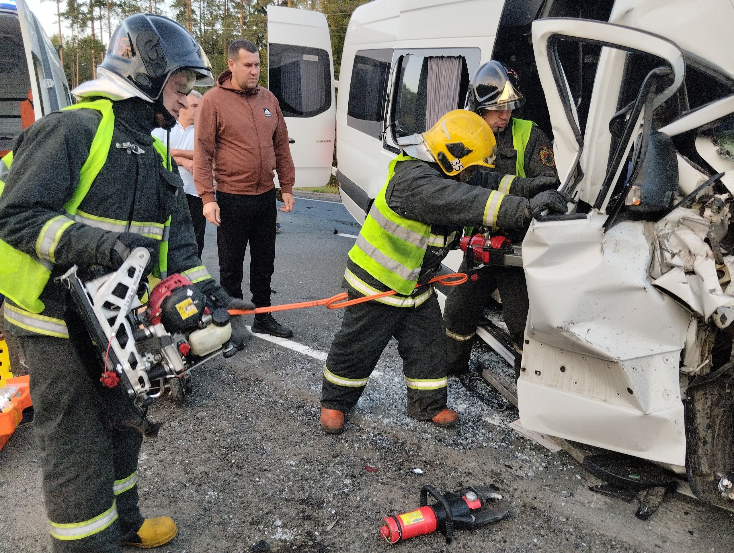 Появились фотографии с места ДТП, где пострадали восемь человек