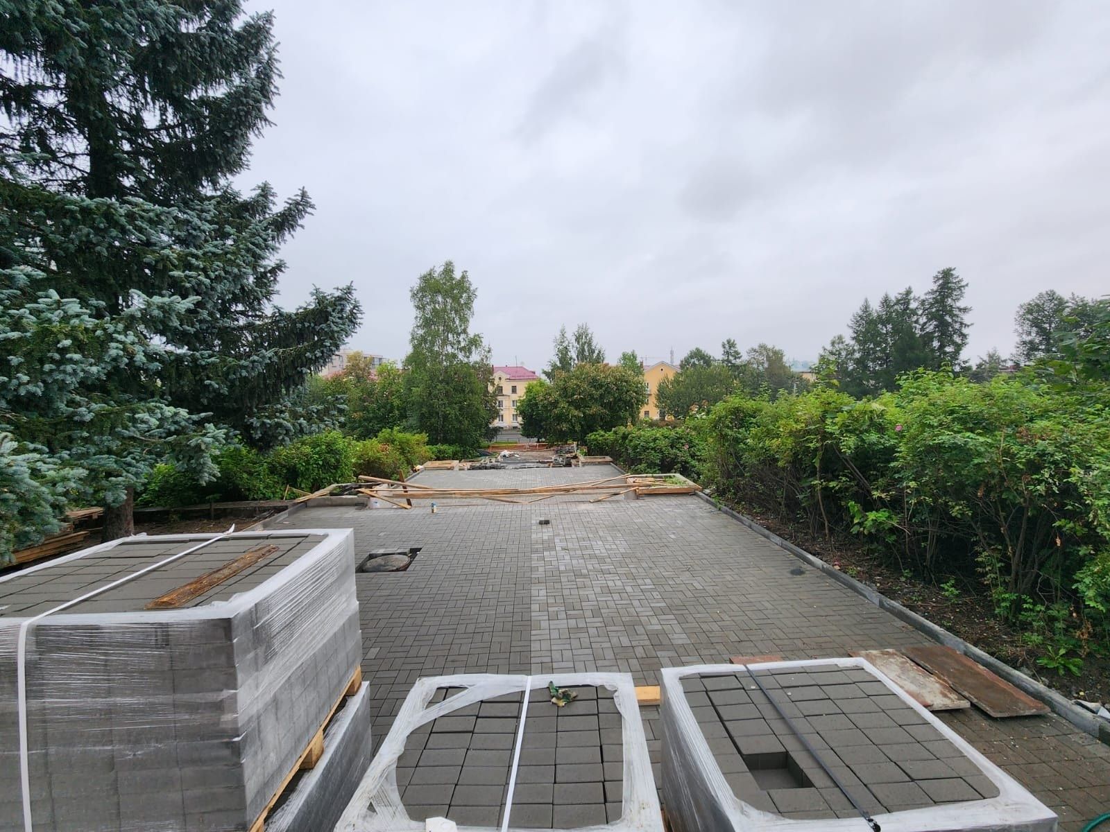 Подрядчик приводит в порядок лестницу в Парке железнодорожников