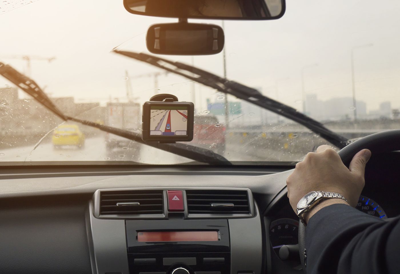 В России запретили установку гаджетов на лобовое стекло