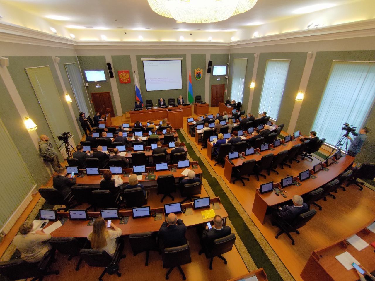 Новая награда, выплаты учителям, новые льготы. Спикер Карельского парламента подвел итоги первого заседания после каникул