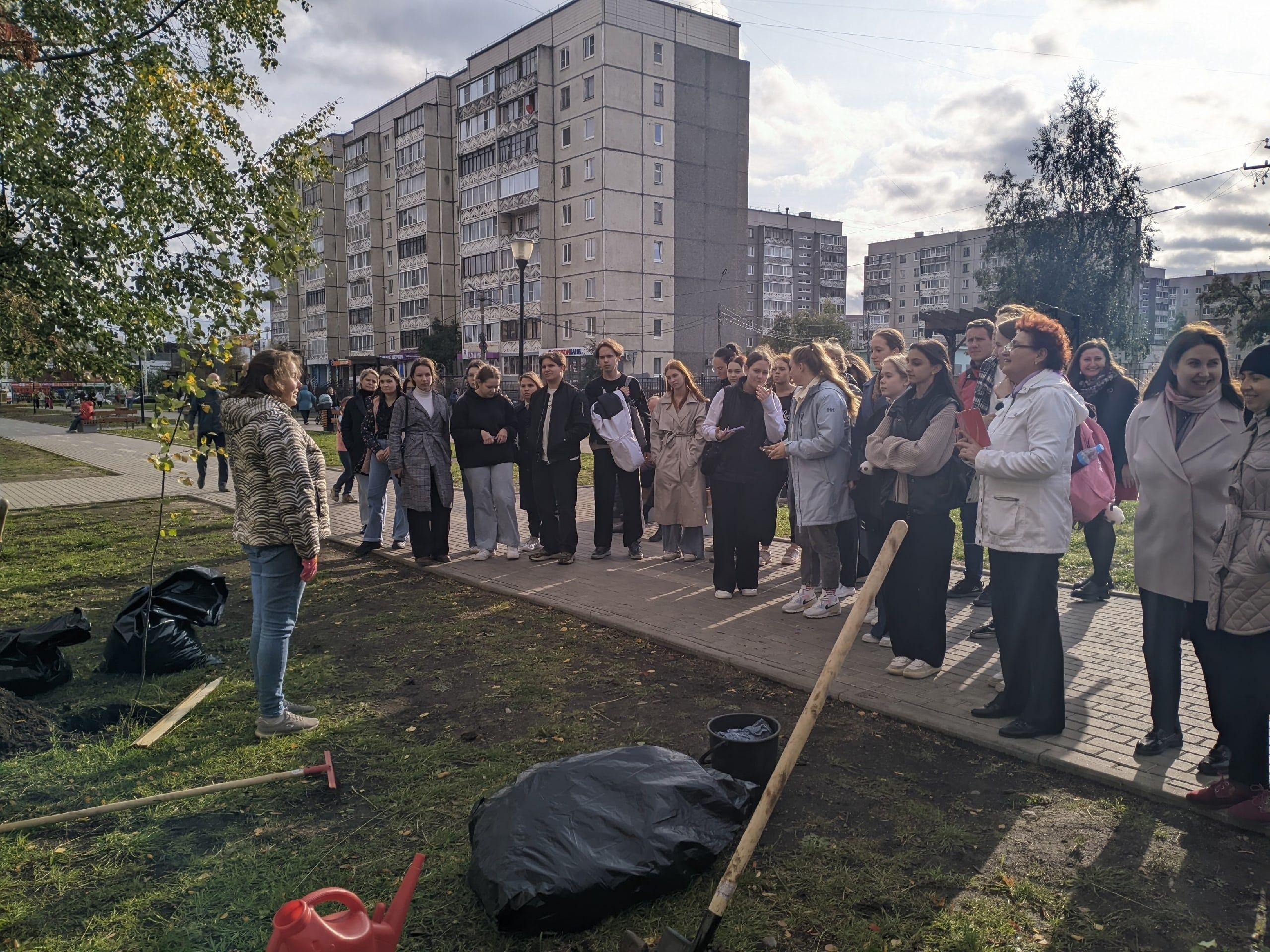Школьники посадили березы на Древлянке в Петрозаводске