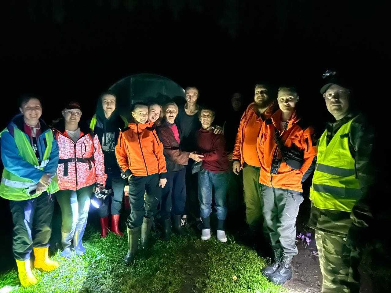 Волонтеры «ЛизаАлерт» вывели из карельского леса пожилую женщину