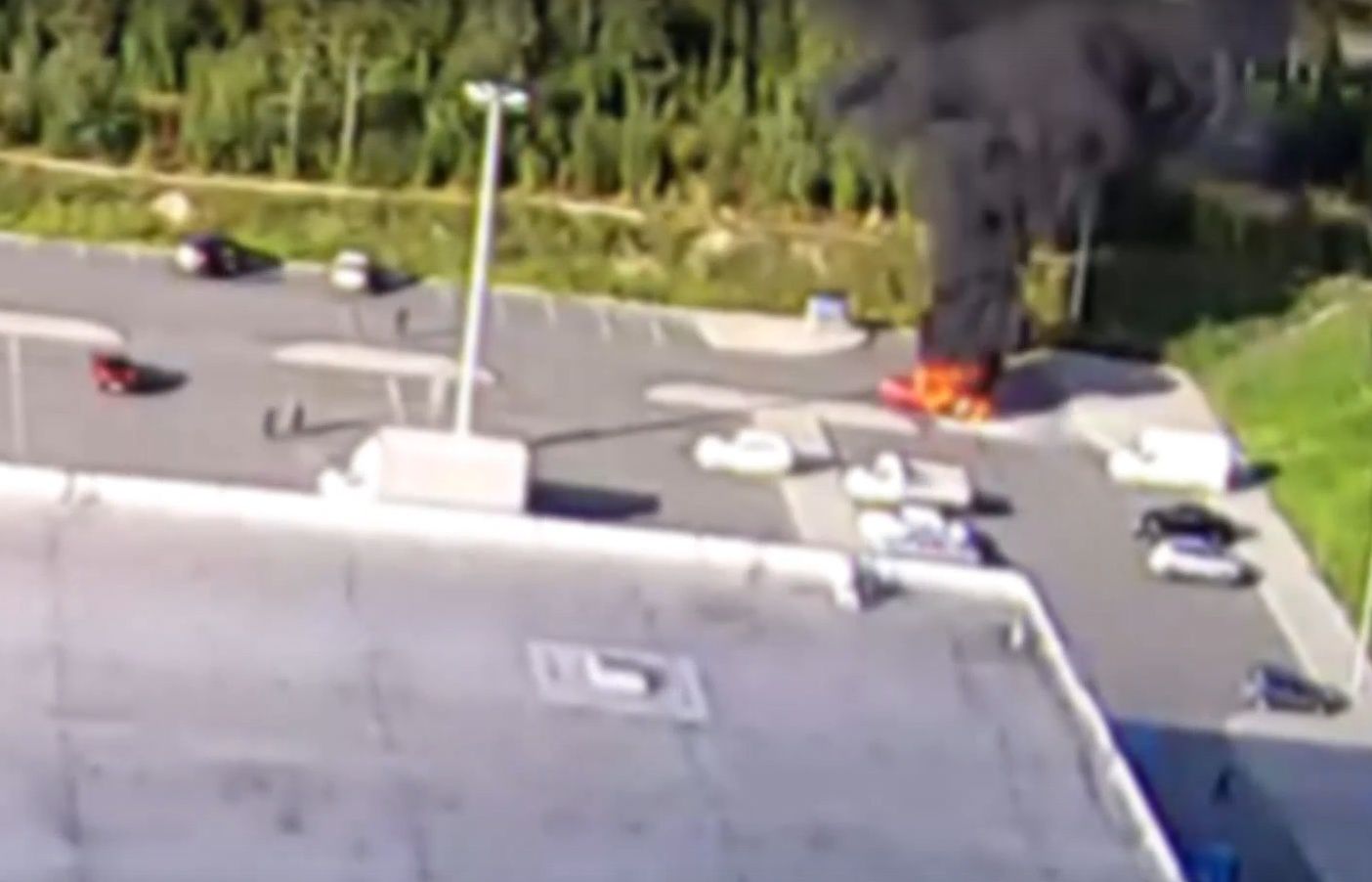 В Петрозаводске на парковке у гипермаркета сгорела машина