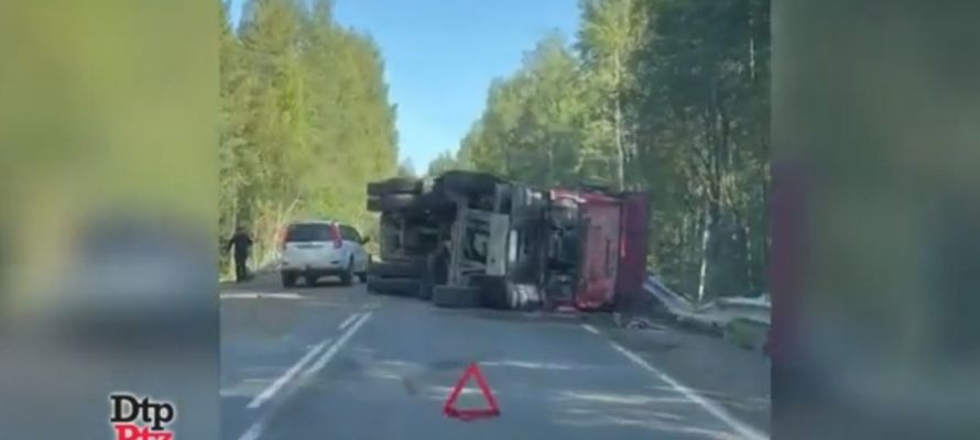 Два грузовика опрокинулись после ДТП в Карелии