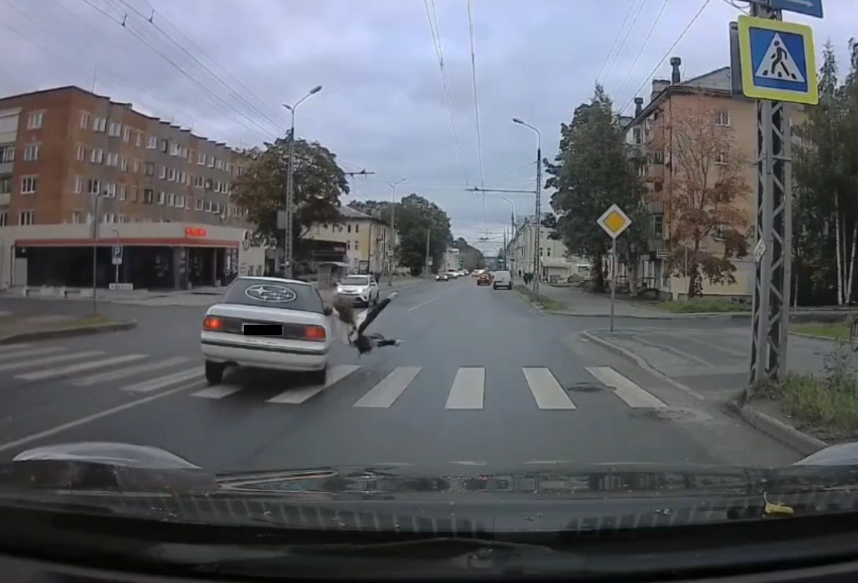 В Петрозаводске на пешеходном переходе сбили девушку