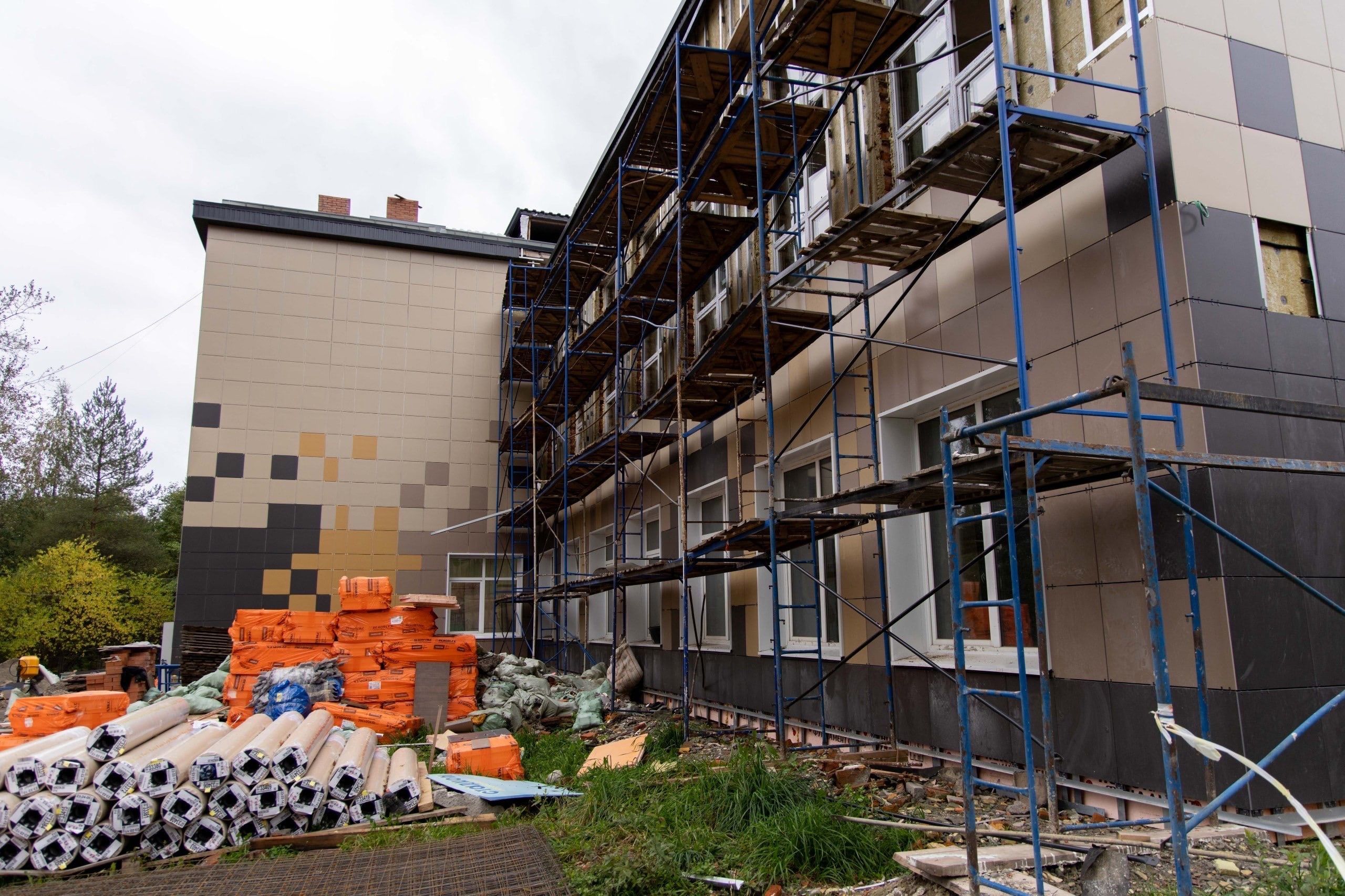 Карельские парламентарии проверили ход ремонтных работ в школе в поселке Пиндуши