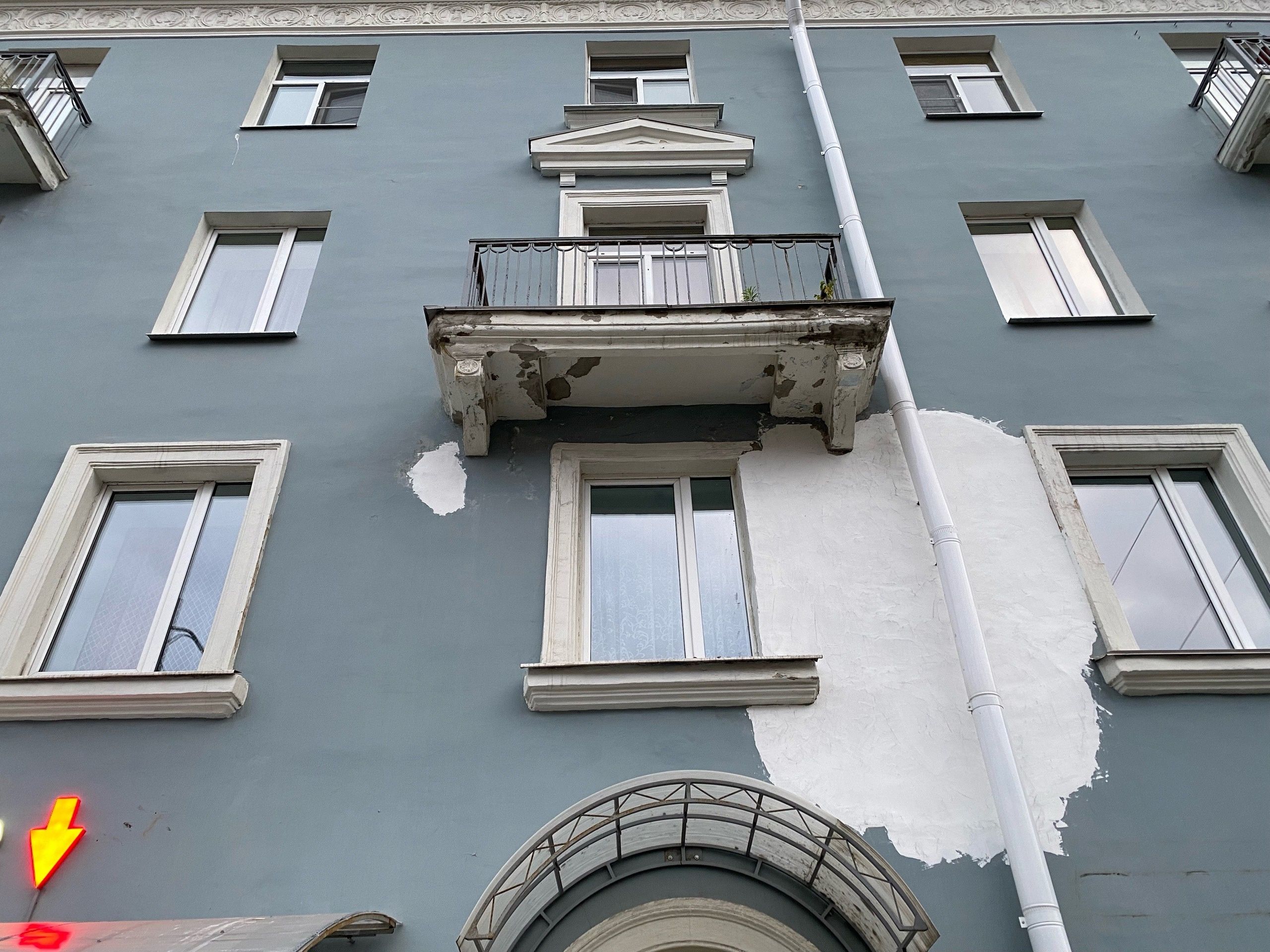 В Петрозаводске начали ремонтировать фасады домов на Ленина, где отвалилась новая штукатурка