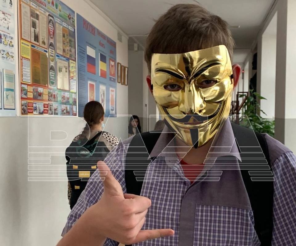 Девятиклассник ранил ножом несколько человек в школе в российском регионе