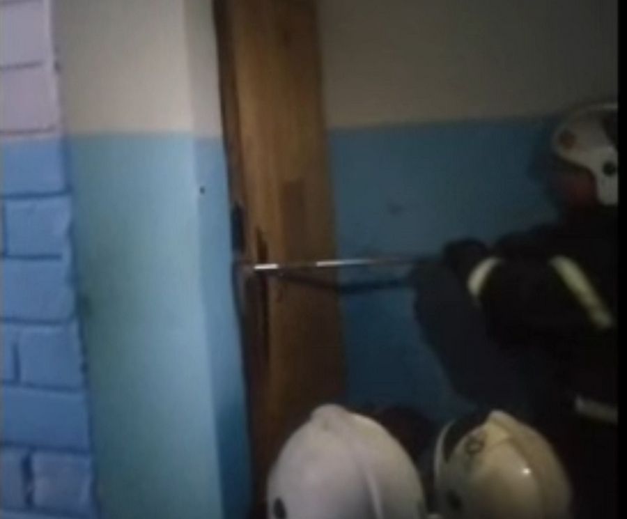 В Пудоже пожарные спасли мужчину, который потерял сознание в горящей квартире