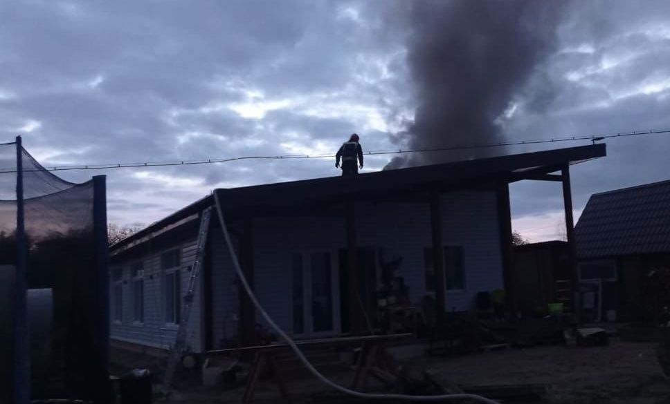 Десять человек более двух часов тушили пожар в Пряже