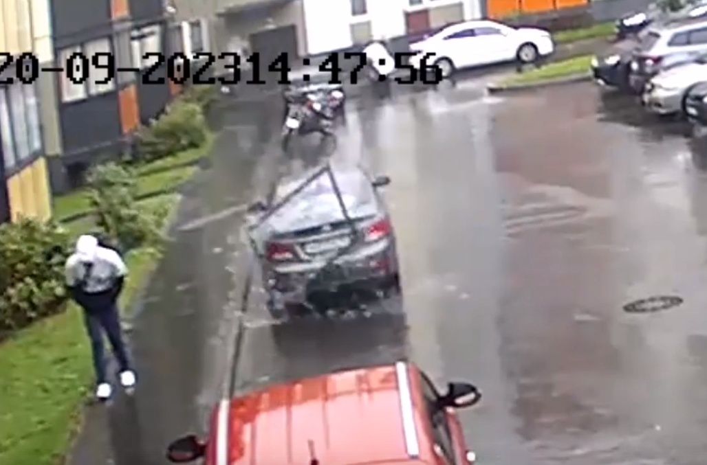 В Петрозаводске балконная рама упала на автомобиль рядом с прохожим