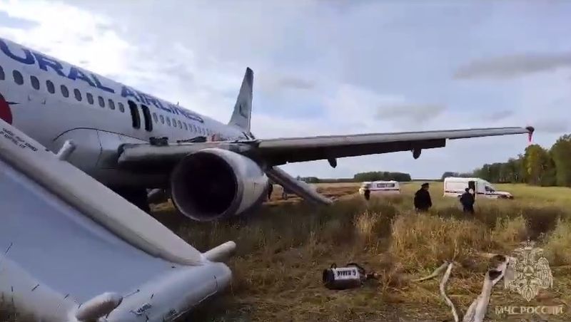 Пассажирский самолет «Сочи-Омск» экстренно сел в поле