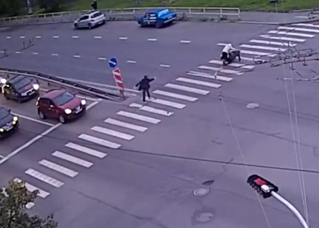 На «зебре» в центре Петрозаводска мужчина с собакой поводком сбил с ног двух женщин
