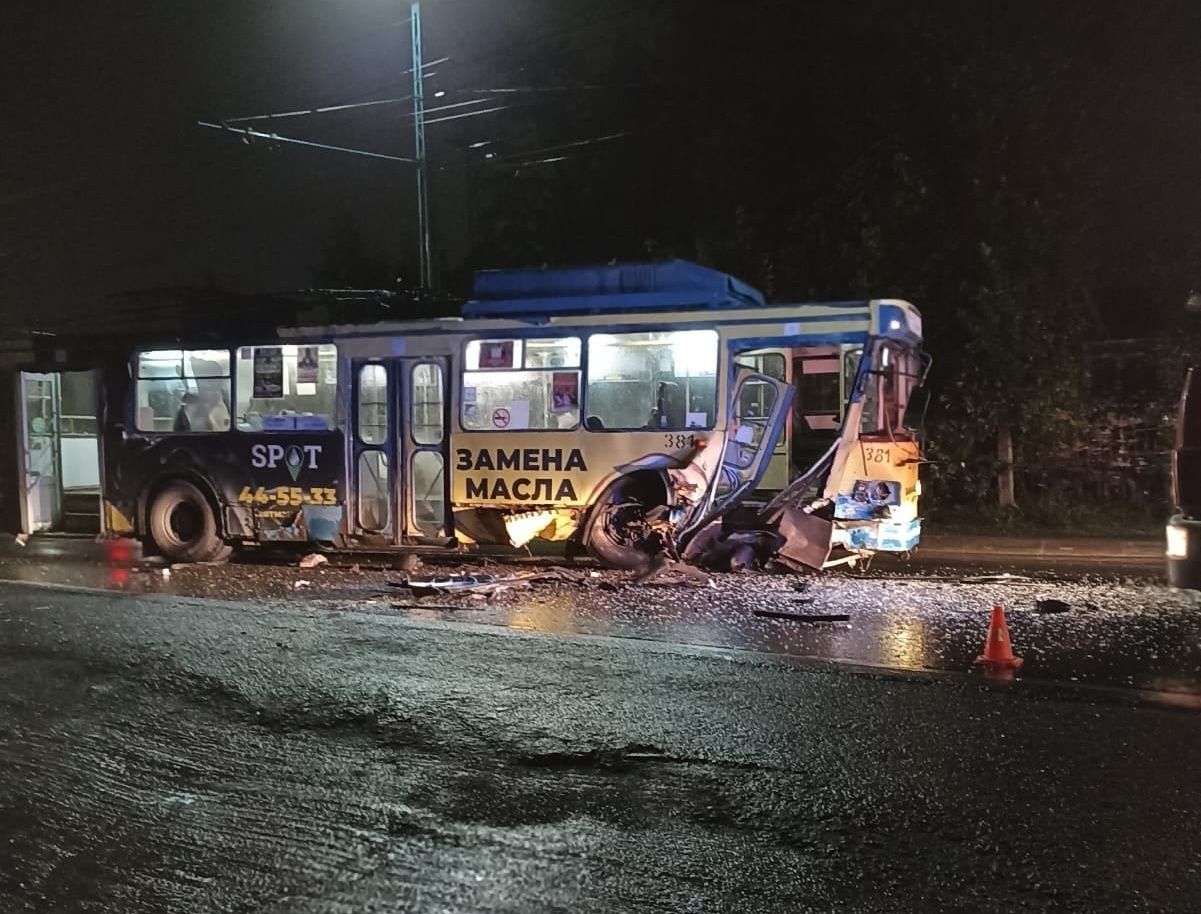 Троллейбус сильно поврежден после ДТП в Петрозаводске