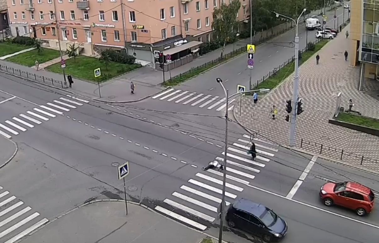 В Петрозаводске пожилая женщина упала на проезжей части