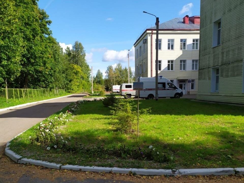 Территорию возле одной из больниц в Карелии приводят в порядок