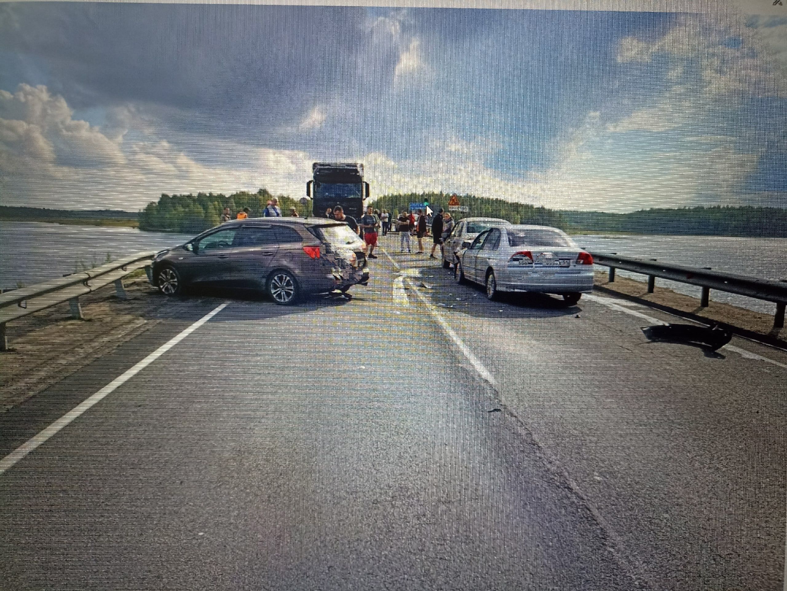 Водители из Мончегорска и Санкт-Петербурга столкнулись на мосту через реку Сегежа