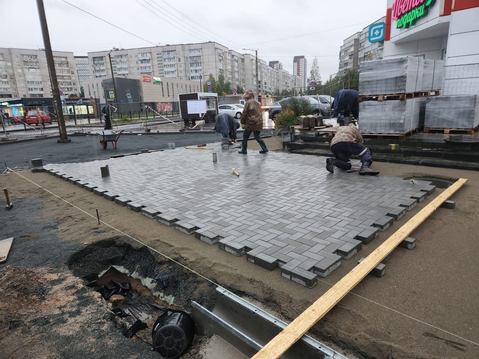 Красно-розовую плитку уложат на Почтовой площади Карелии