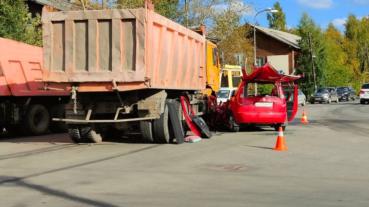 ГИБДД прокомментировала аварию с самосвалом в Пятом поселке