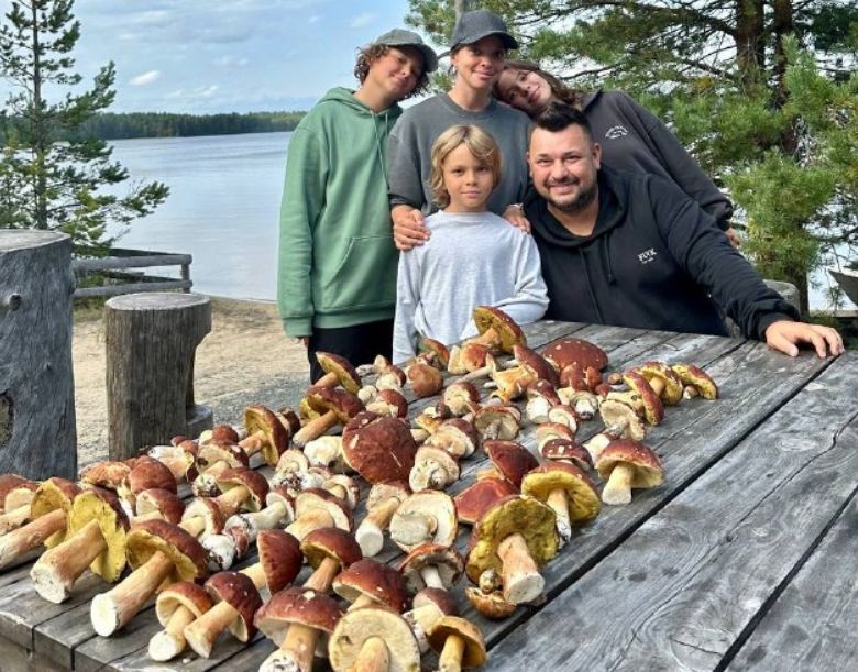 Лидер группы «Руки Вверх» Сергей Жуков показал, сколько грибов собрал в Карелии