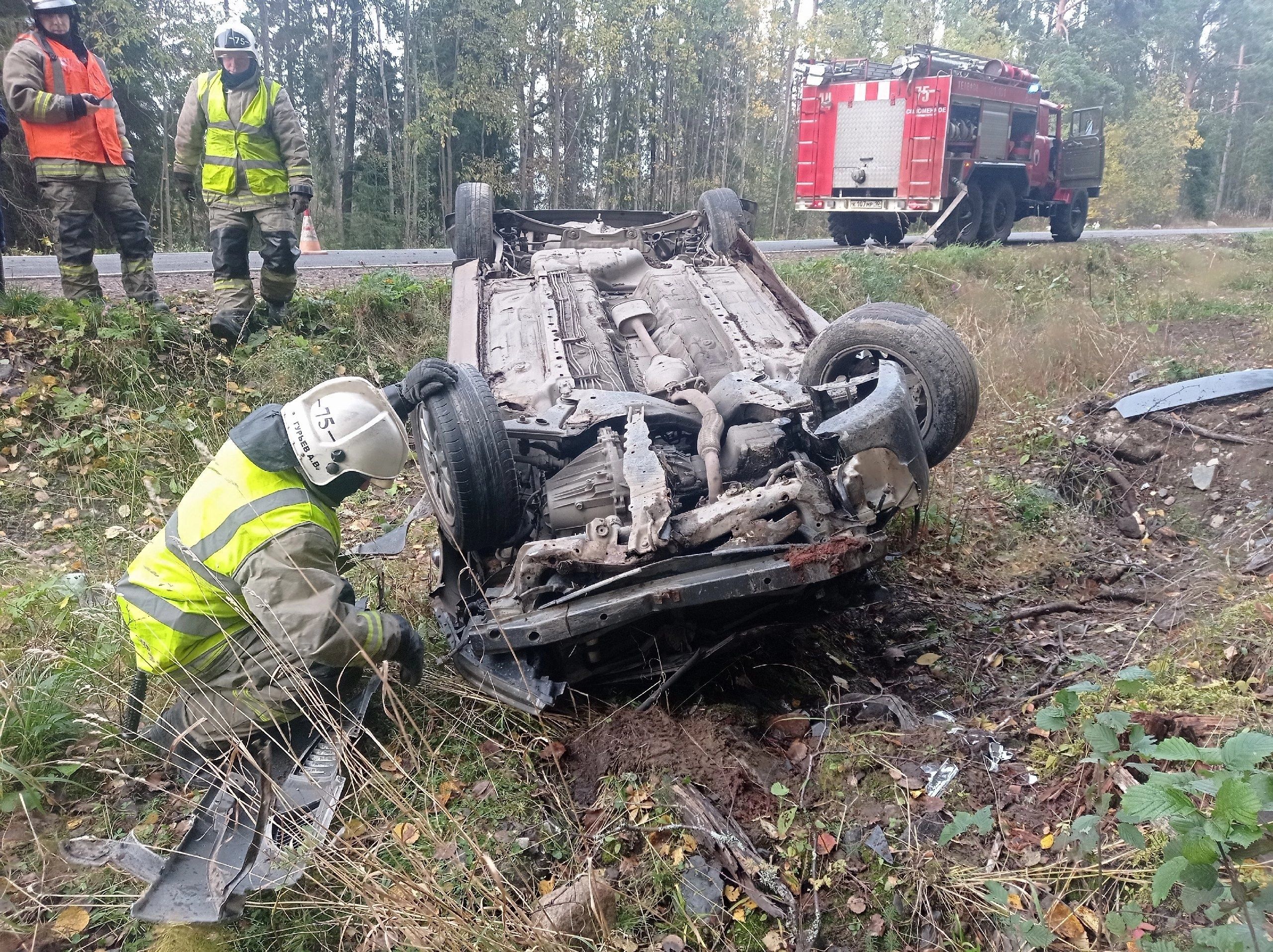 Под Петрозаводском автомобиль вылетел с дороги и перевернулся на крышу