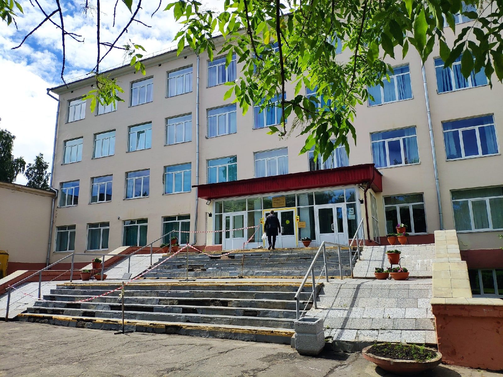 В Петрозаводске после сообщения о минировании эвакуировали автотранспортный техникум