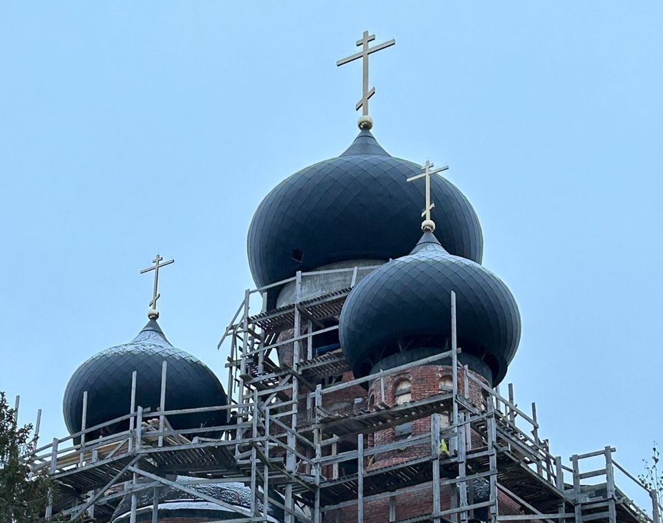 На Кукковке в Петрозаводске на новом храме установили купола, на их освящение митрополит приехал на крутом BMW На Кукковке в Петрозаводске на новом храме установили купола, на их освящение митрополит приехал на крутом BMW