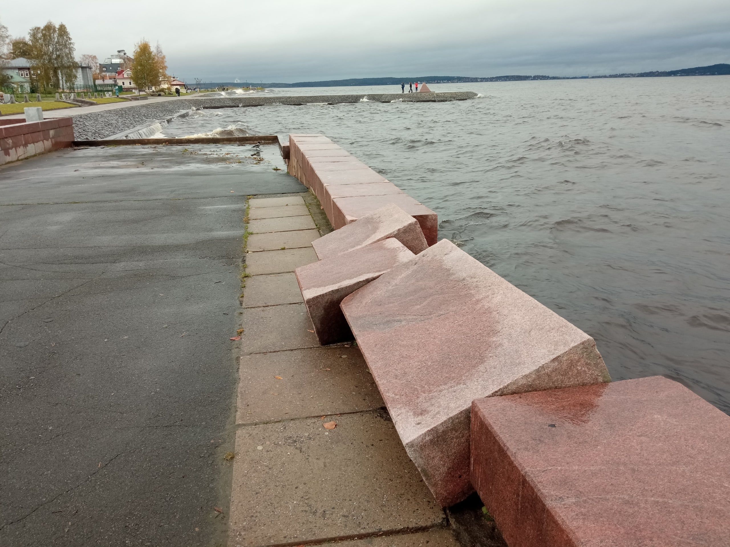 Последствия шторма на набережной все еще не устранены