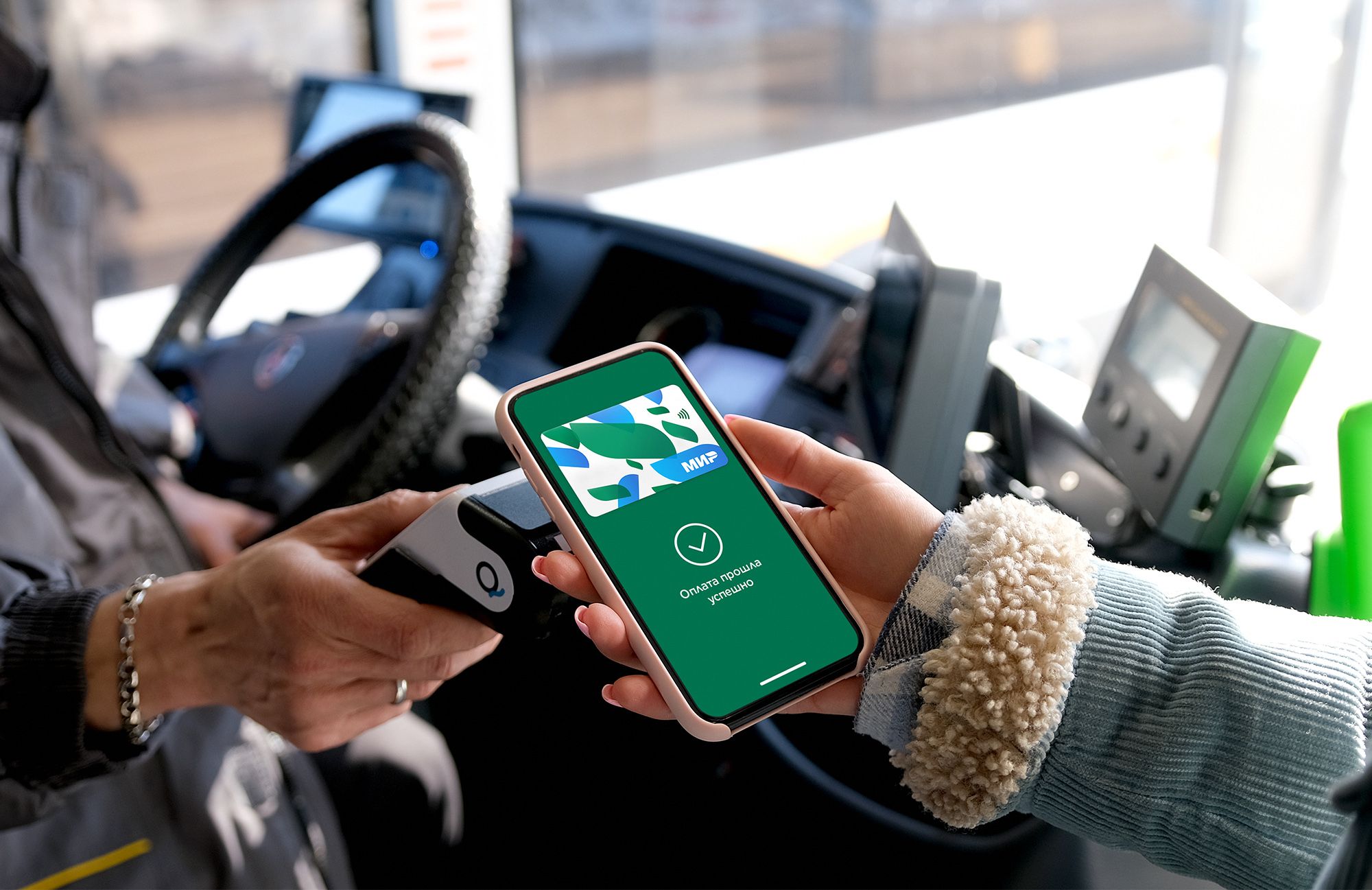 Жители Петрозаводска в полтора раза чаще стали оплачивать проезд в транспорте картами «Мир» в смартфоне