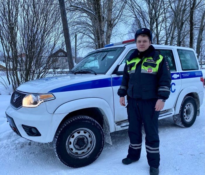 В Карелии полицейский на руках донес травмированную женщину до квартиры