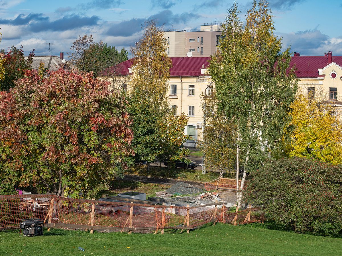 Подрядчик достраивает лестницу в парке Железнодорожников