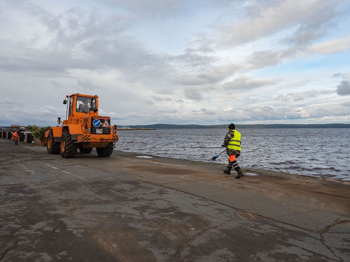Набережную Петрозаводска очистили от последствий шторма
