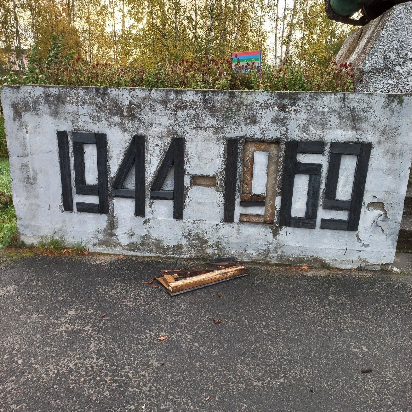 В Медвежьегорске дети повредили памятник советским воинам-освободителям