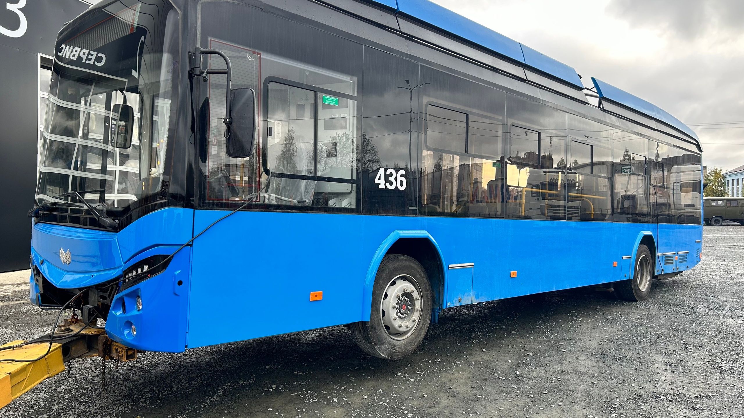 Новый троллейбус после серьезного ДТП ремонтируют уже больше 10 месяцев