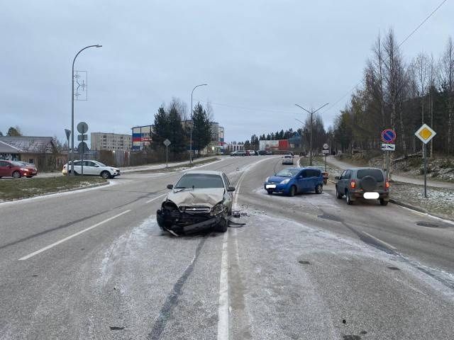 В Костомукше юный водитель пострадал в столкновении двух машин