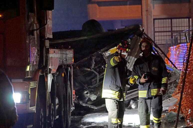 В Венеции пассажирский автобус упал с эстакады