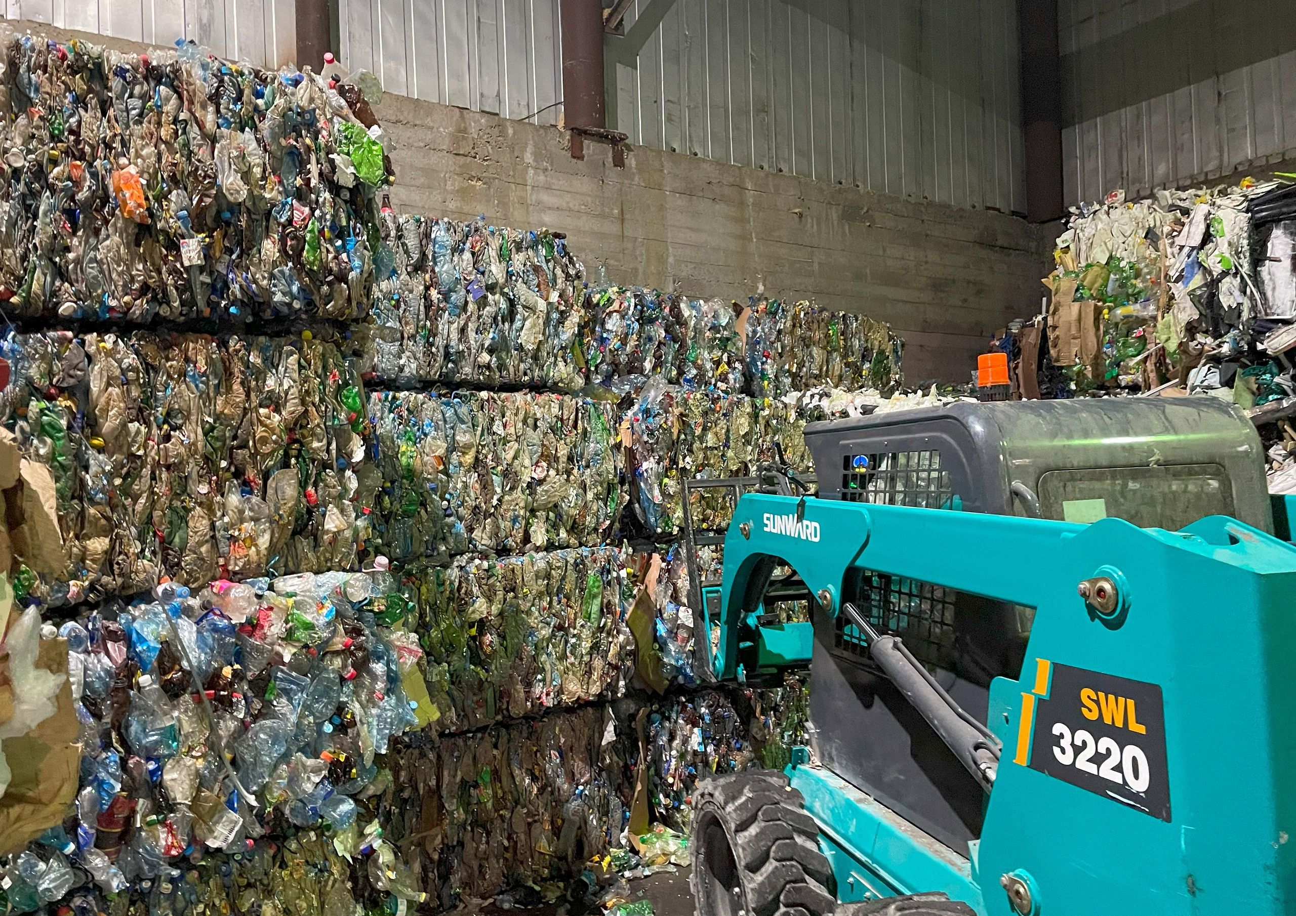 Около 10 тонн пластиковых бутылок отправили на переработку из Карелии в Санкт-Петербург