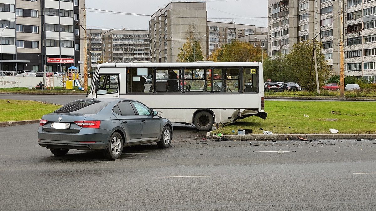 На Древлянке легковой автомобиль протаранил маршрутку